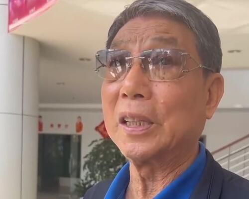 在丈夫面前弄湿股沟的妻子